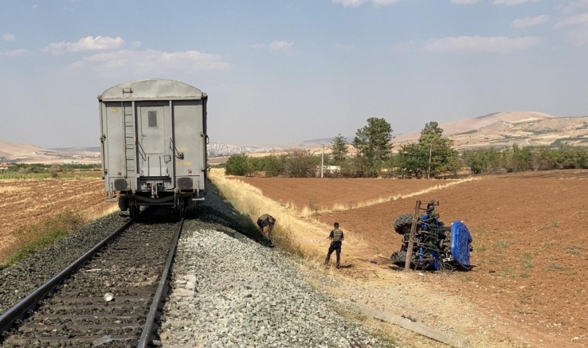 Elazığ’da trenin çarptığı traktörün sürücüsü hayatını kaybetti