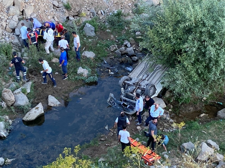 Uçuruma yuvarlanan araçtan 3 kişi yaralı kurtuldu