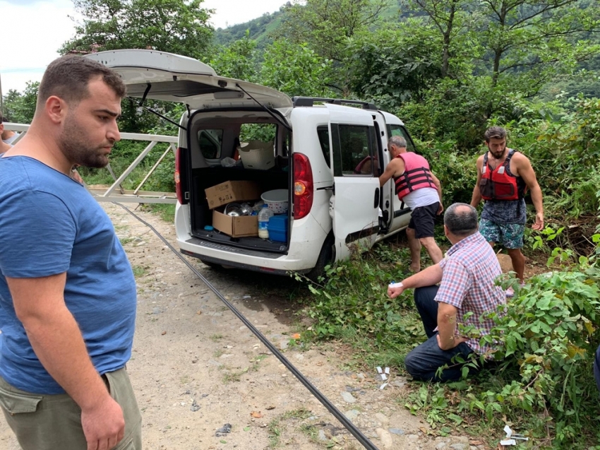 Ticari araç elektrik direğine çarptı: 6 yaralı