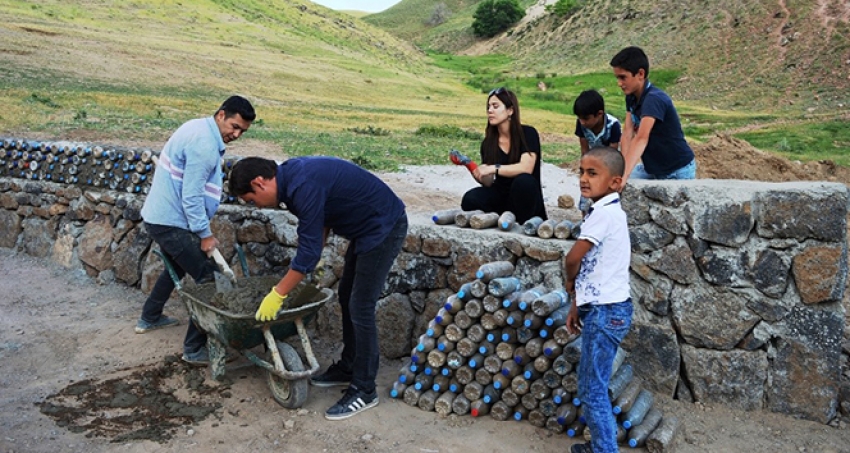 Fedakar öğretmenler pet şişe ile okul duvarı yaptı