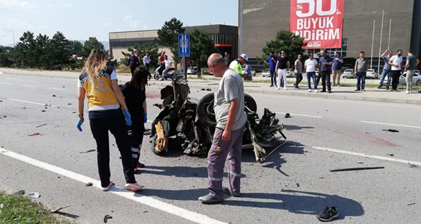 Ortadan ikiye ayrılan otomobilde ölen 2 kişinin kimlikleri belli oldu