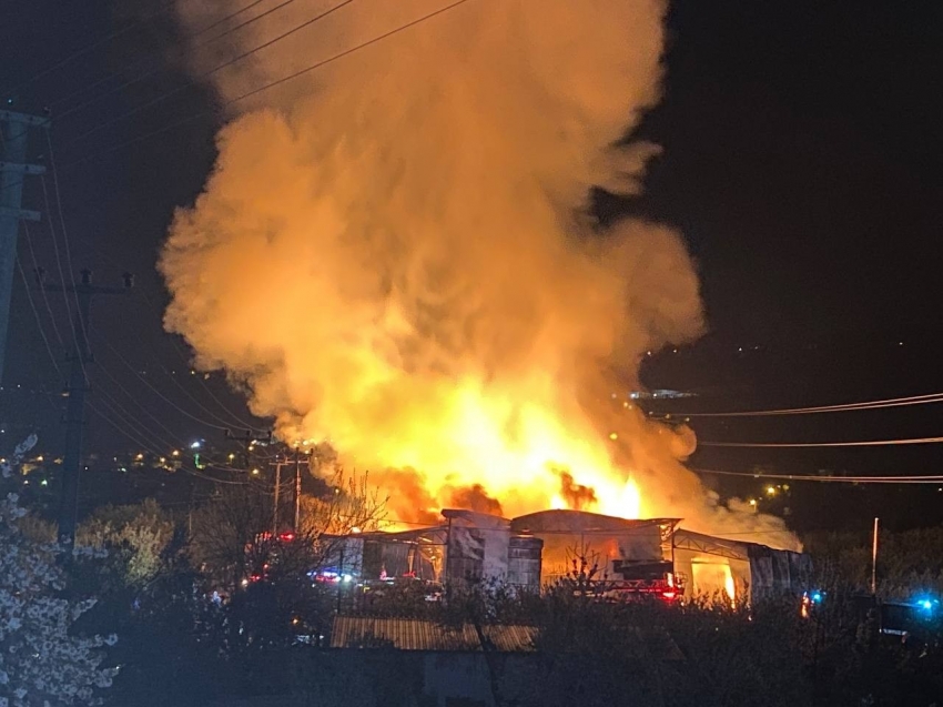 Yalova'da kereste fabrikasındaki yangını söndürme çalışmaları sürüyor