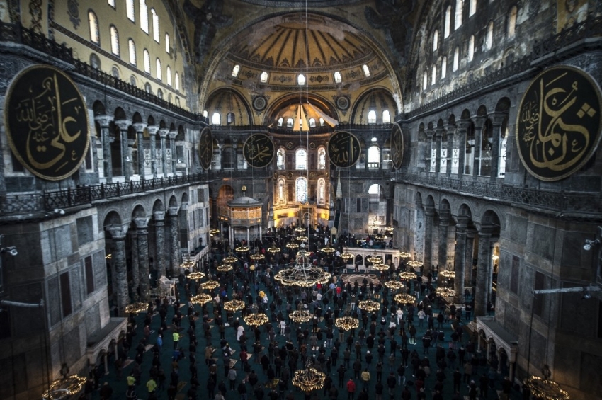 Ayasofya Camii yeni çehresiyle hayran bıraktı