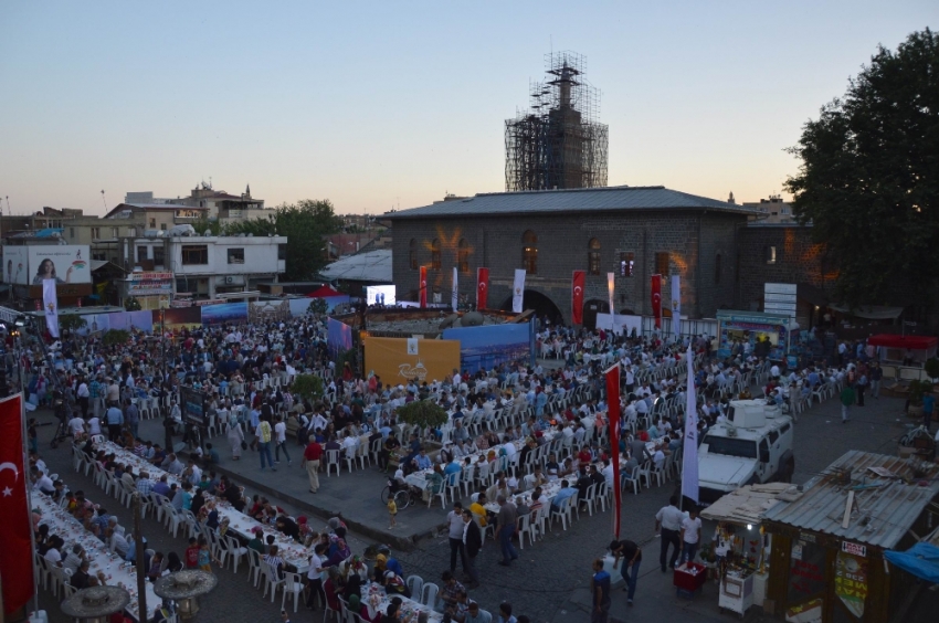 AK Parti İstanbul İl Teşkilatından Diyarbakır’a çıkarma