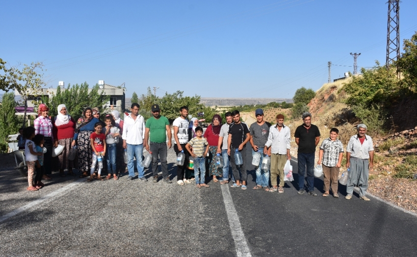 Bidonlarla karayolunu trafiğe kapattılar