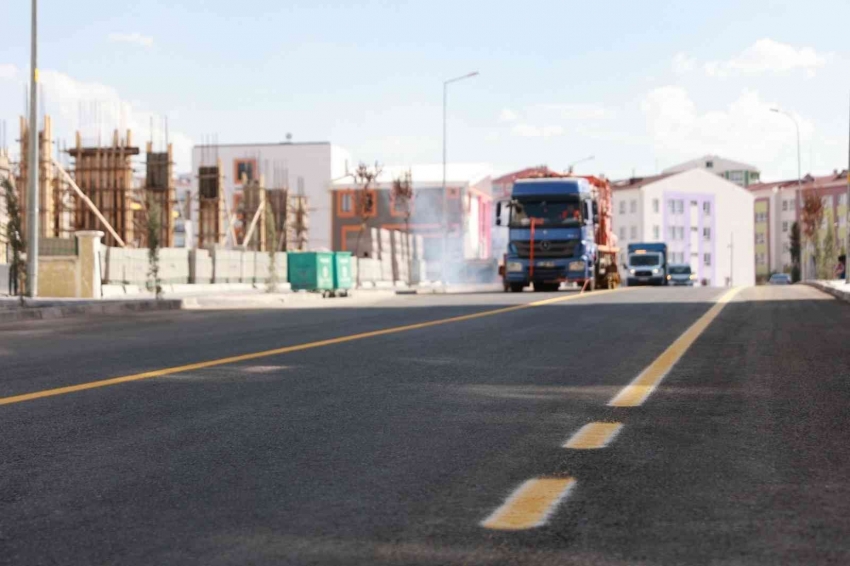 Mahalle ve sokaklarda yol çizgi çalışması yapılıyor