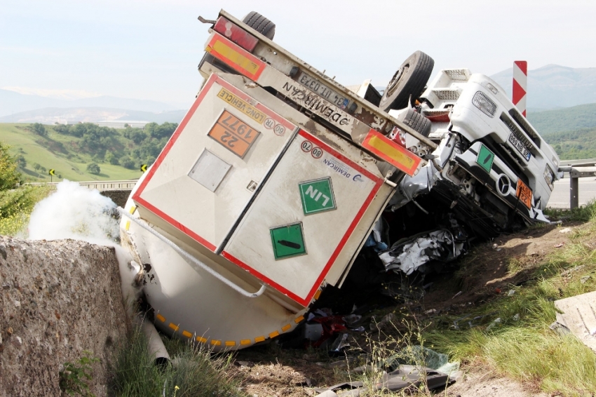 Yalova’da azot yüklü tanker devrildi