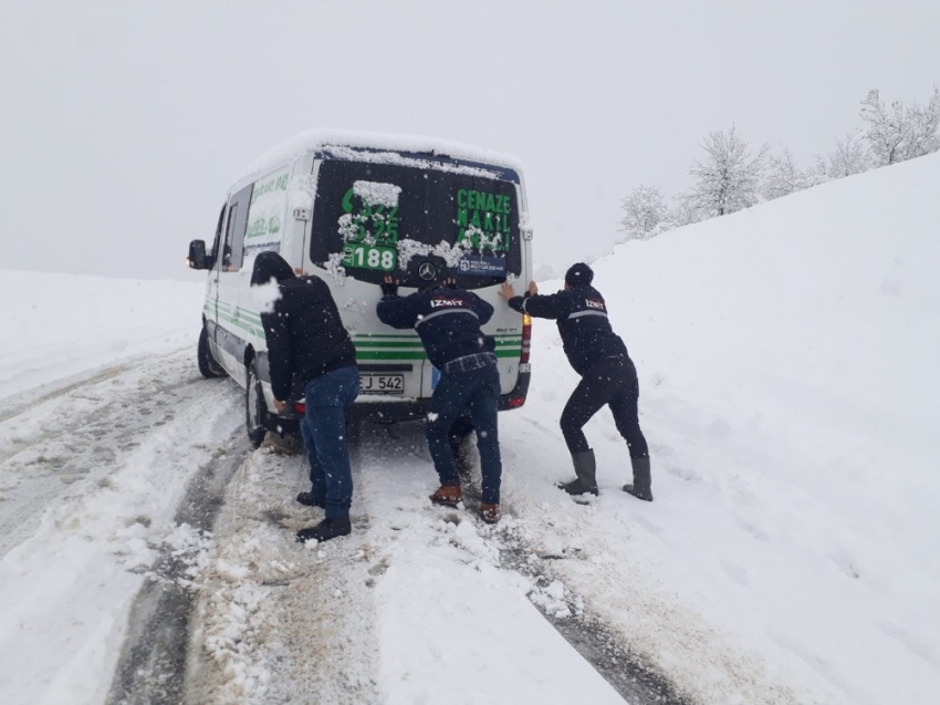 Yolda kalan cenaze nakil aracını ekipler kurtardı