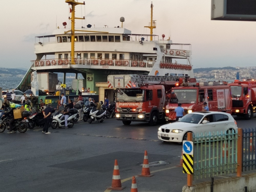 Arabalı vapurda panik anları: İtfaiye ekibi sevk edildi