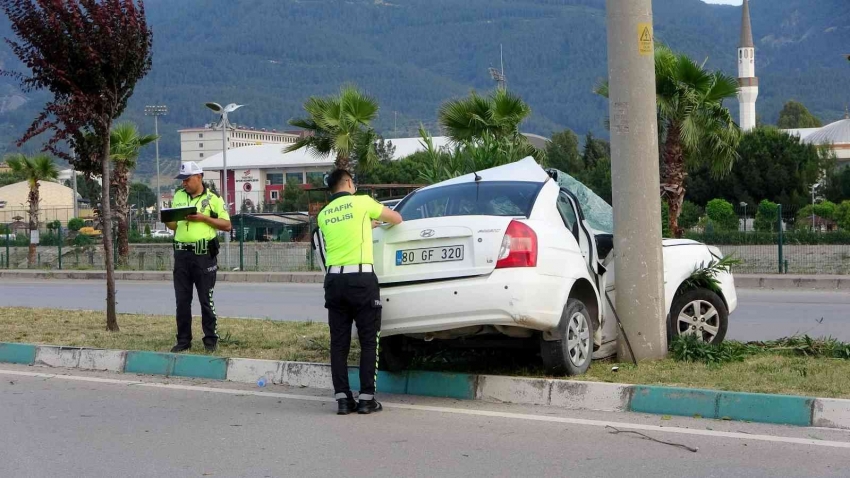 Aydınlatma direğine çarpan otomobilin sürücüsü yaralandı