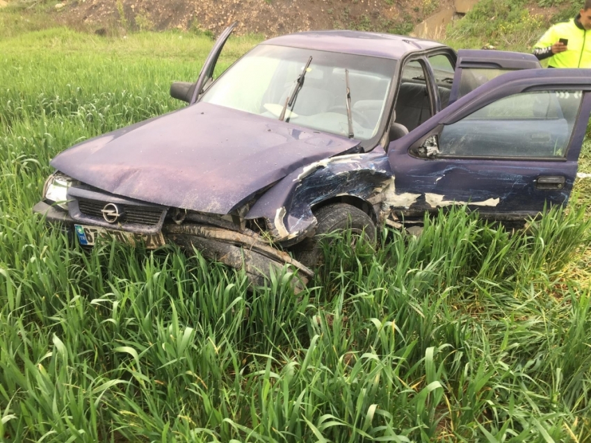 Çarpışan iki otomobilden biri araziye uçtu: 6 yaralı