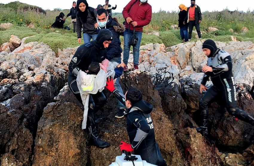 Adaya sığınan göçmenleri Sahil Güvenlik kurtardı