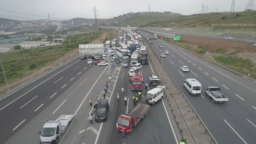 TEM’de zincirleme kaza trafik durdu