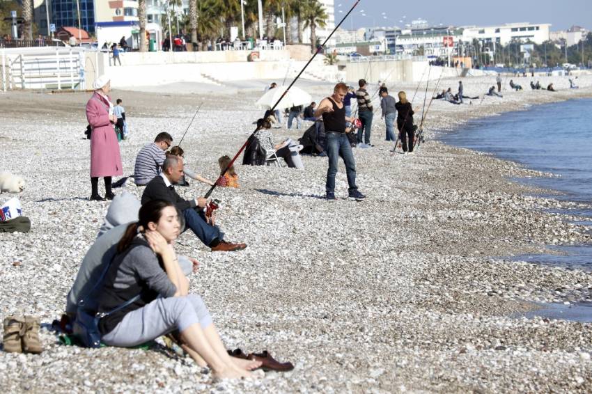 Antalya’da kar manzaralı deniz keyfi