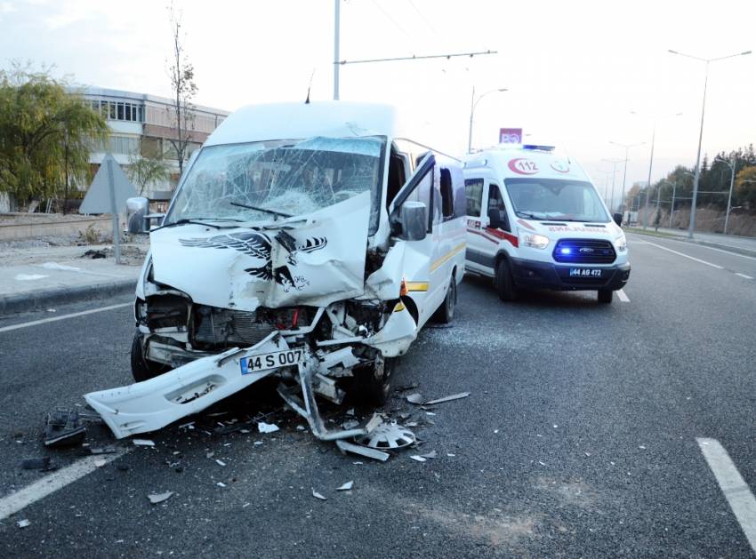 Öğrenci servisi TIR’a çarptı: 18 yaralı