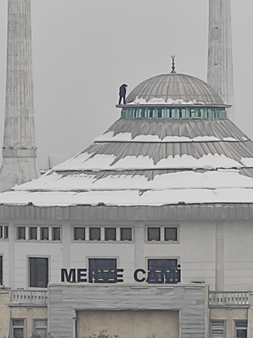 Bursa’da cami kubbesinde tehlikeli temizlik