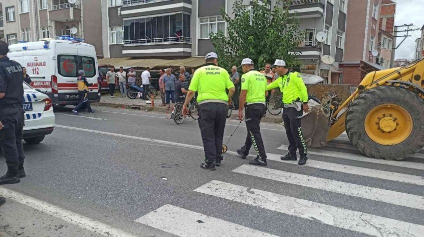 Yaya geçidindeki motosiklete araç çarptı