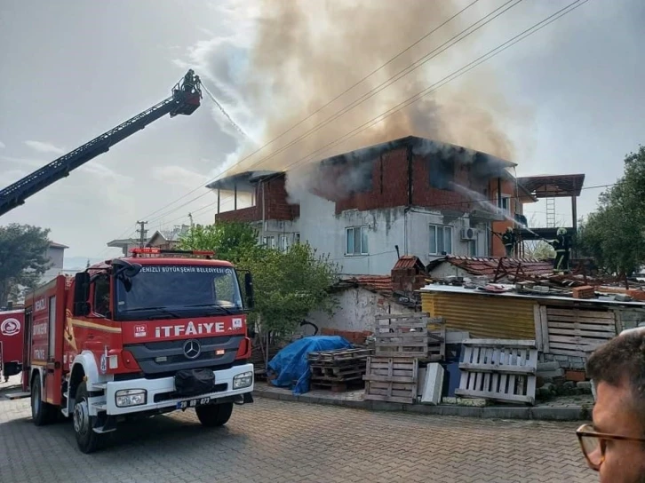 3 katlı binanın çatı katı alevlere teslim oldu
