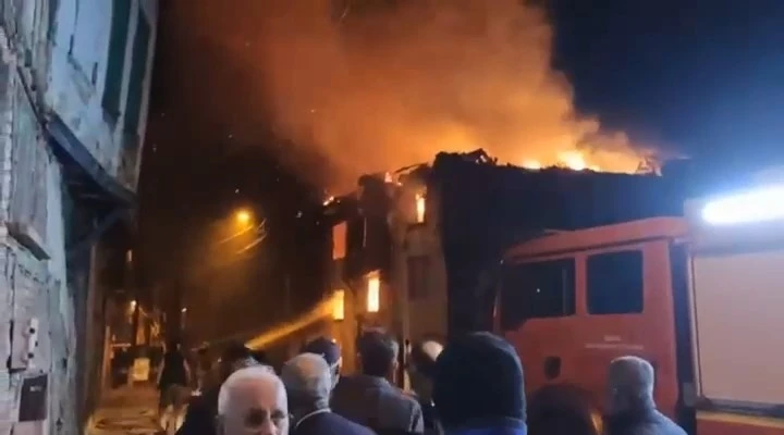 Bursa'da metruk binada yangın