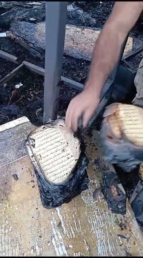 3 konteyner küle dönerken Kur’an-ı Kerim’in sayfaları yanmadı
