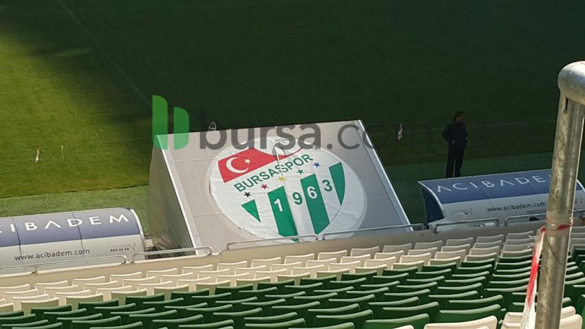 Bursasporlu taraftarlardan Timsah Arena'da logo operasyonu!