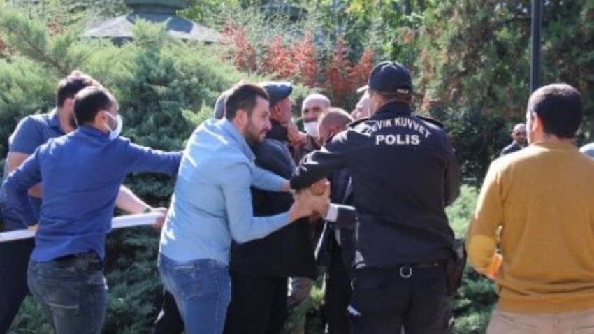 Aşı karşıtı mitingde polise saldırı!