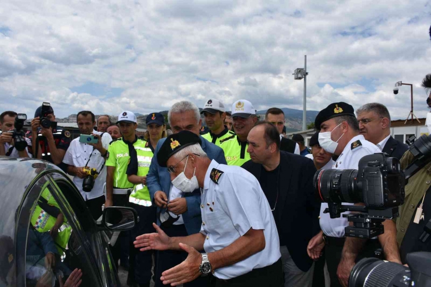 Geçiş güzergahında Jandarma Genel Komutanı Orgeneral Çetin’den trafik denetimi