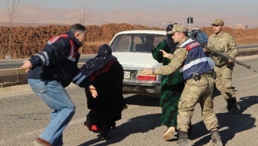 Arazi kavgasında kadınlar 3 evi ateşe verdi