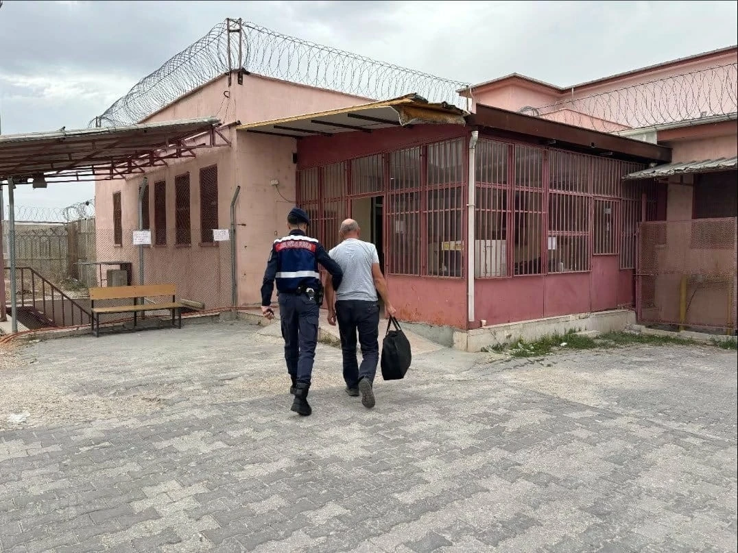 33 yıl 4 ay hapis cezası bulunan şahıs saklandığı metruk binada jandarma ekiplerince yakalandı
