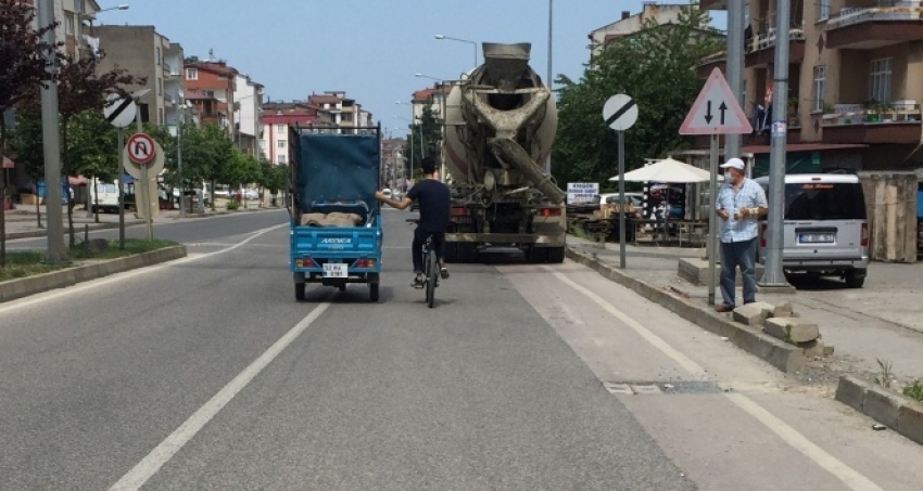 Bisikletle tehlikeli yolculuk!