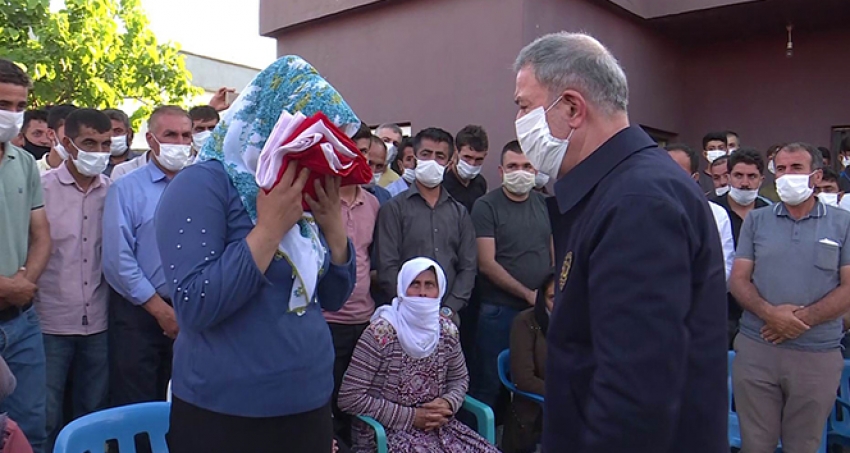 Bakan Akar'dan şehit işçilerin ailelerine taziye ziyareti