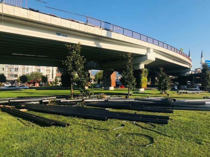 Tırın dorsesinden çelik borular düştü, faciadan dönüldü