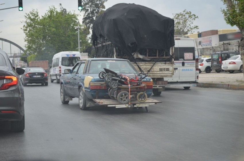 Adana’da tehlikeli yolculuk