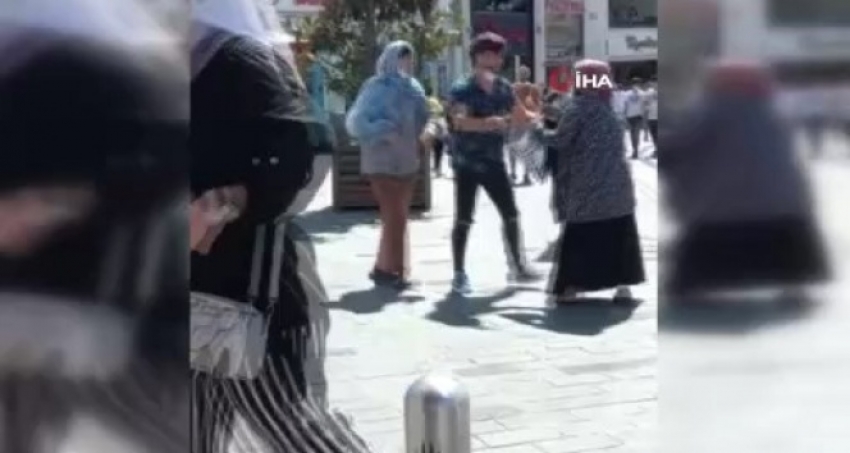 Taksim’de iki dilenci kadın birbirine girdi