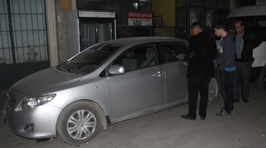 Otomobilin camını kırıp 133 bin lira çaldılar