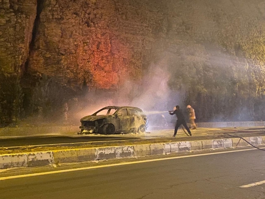 Seyir halindeki otomobil alev alev yandı