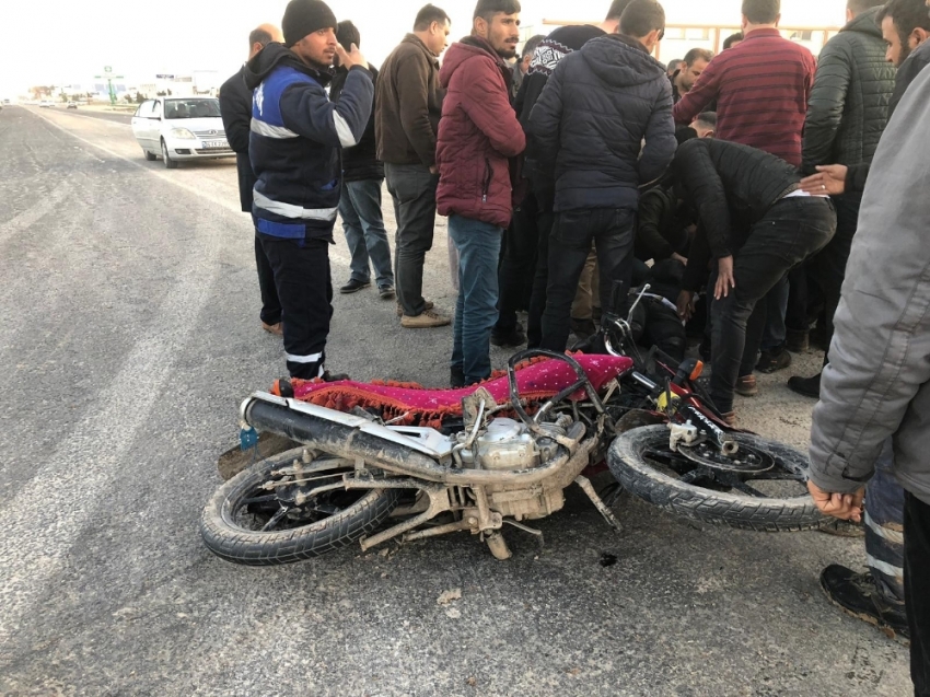 Çarptığı motosikletteki yaralıları bırakıp kaçtı