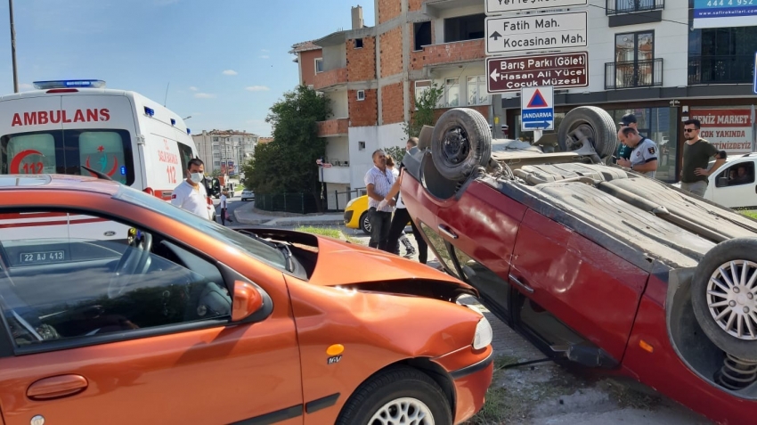 Çarpışıp ters dönen araç