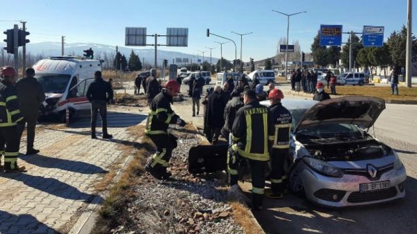 Ambulansla 2 otomobil çarpıştı, çok sayıda yaralı var