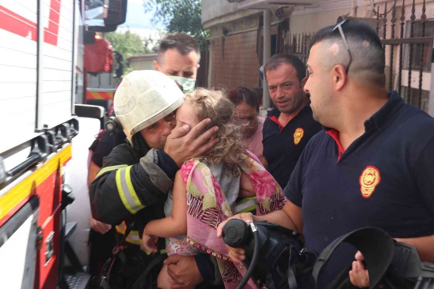 İtfaiye ekibi dumanların arasına dalıp kurtardı 