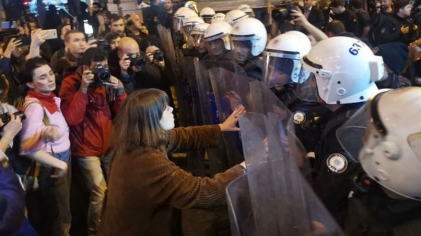 'Feminist Gece Yürüyüşü'nde gözaltına alınan kadınlar...