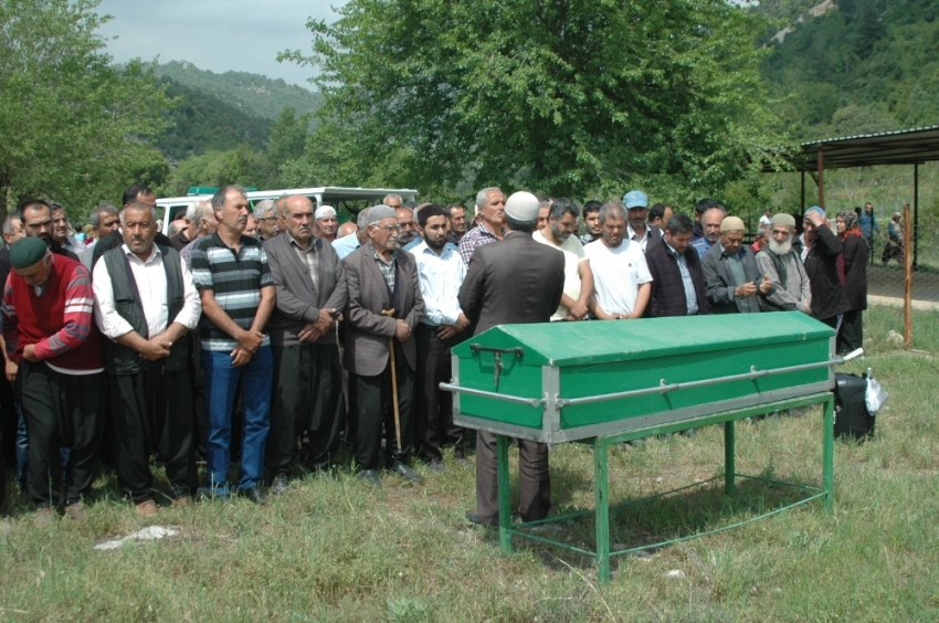 Eşinin baltayla öldürdüğü kadın toprağa verildi