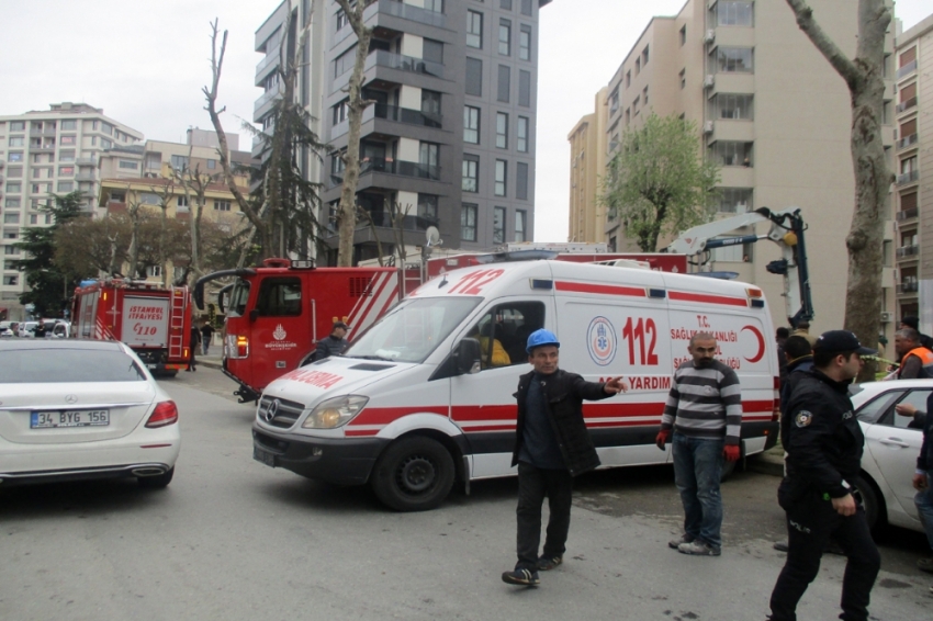 Üzerine demir profillerin düştüğü işçiyi itfaiye kurtardı