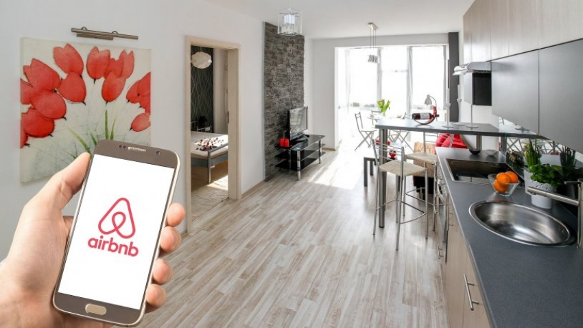 Airbnb'den kiraladığı evden 10 gizli kamera çıktı!