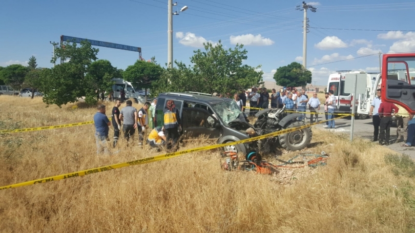 Hafif ticari araçla traktör çarpıştı: 2 ölü, 1 yaralı