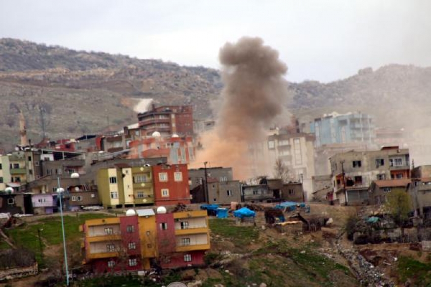 Şırnak'ta keskin nişancı evlerine top atışı