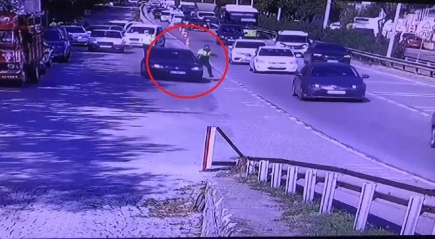 Trafik polisi kaçmak isteyen otomobilin kapısında böyle sürüklendi