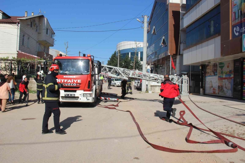 Rehabilitasyon merkezinin çatısında yangın çıktı, 1 işçi yaralandı