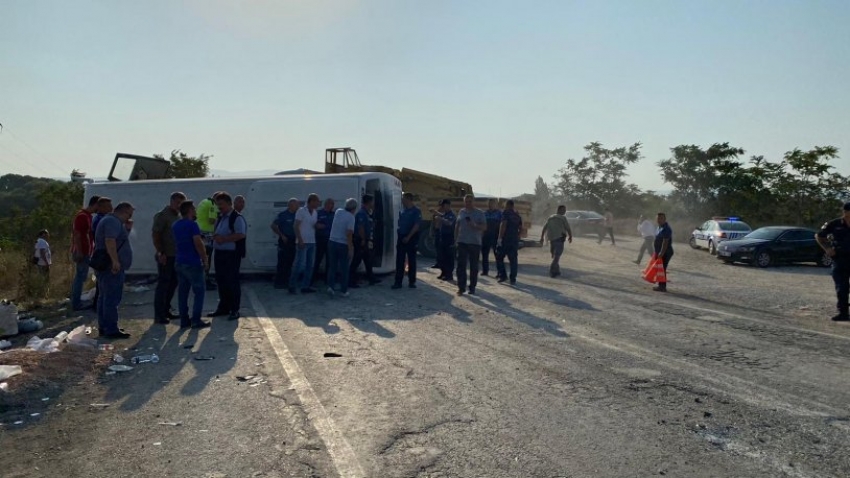 Balıkesir'de midibüs devrildi: 17 yaralı