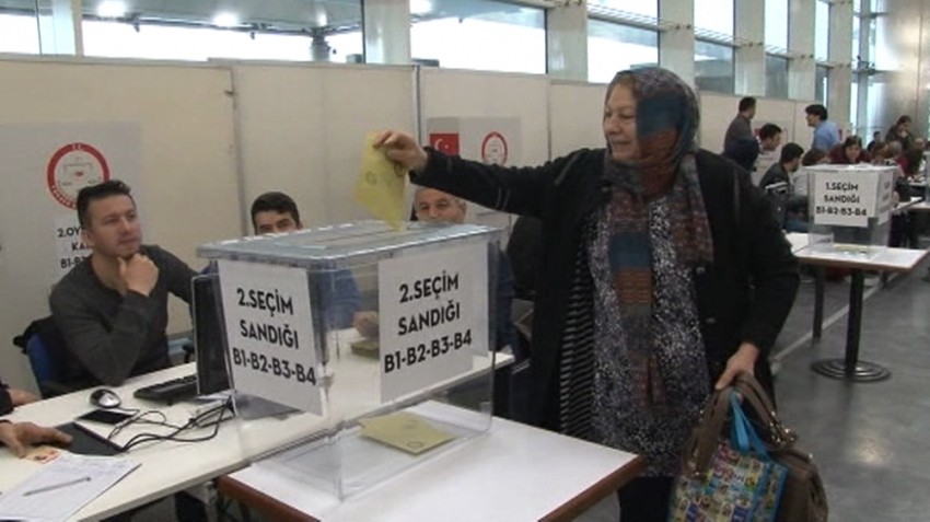 Referandum oylaması sınır kapılarında bugün başladı